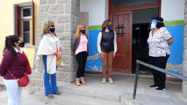 Carreras junto a Frías y Pérez, dialogan con la directora del hospital local, Liliana Pavón. (Foto: Gentileza)