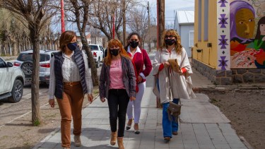 La goberandora Arabela Carreras junto a la intendenta Silvina Frías y a la presidenta de la Cooperativa Telefónica, Mariam Pérez, llegan al hospital, lugar donde se realizó la primera bajada de fibra óptica. (Foto: Gentileza)