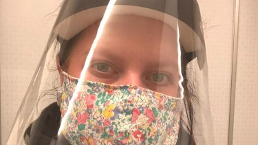 Victoria en vuelo hacia Dubai. "Solo vi a la gente del vuelo que me tomaba yo. Tenés que ponerte barbijo y una máscara que te dan". 