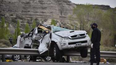 Una camioneta volcó sobre el guardarraíl central de la ruta 22 en Regina y sus dos ocupantes murieron. (Foto Néstor Salas)