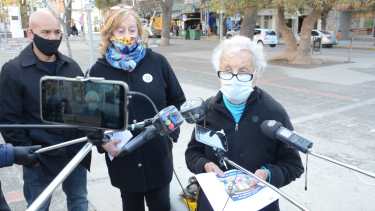 En la calle, exigiendo urgencias postergadas, Noemí Labrune (foto archivo)
