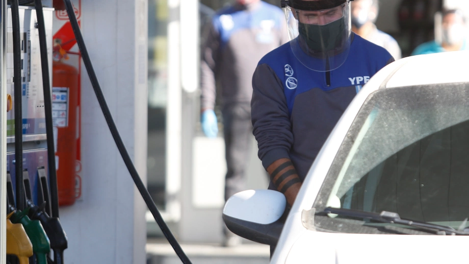 Estacioneros aseguran que habrá un nuevo aumento de combustibles antes de que termine el año. (Foto: Juan Thomes)