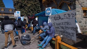 Familiares de policías acampan frente a la Regional de Bariloche
