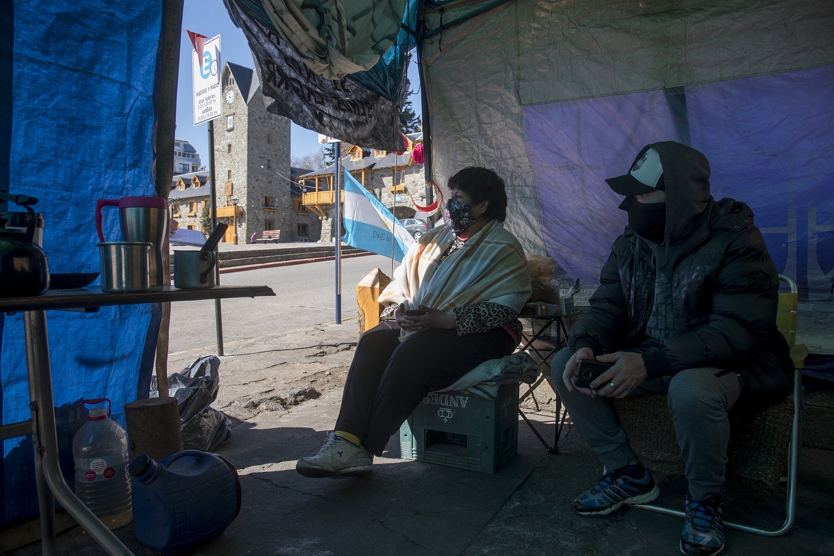Olga, familiar de policías y un agente en actividad permanecían hoy en las carpas instaladas junto a al Regional Tercera de Bariloche. Foto: Marcelo Martinez