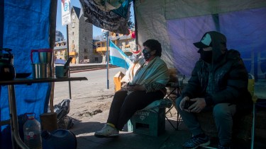 Policías llevan 15 días de protesta en el Centro Cívico de Bariloche