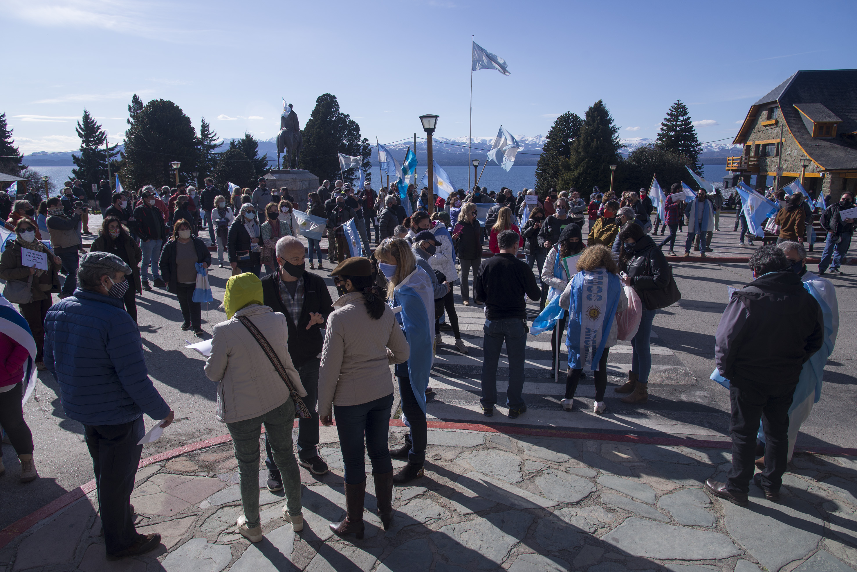 Unas 150 personas se concentraron en el Centro Civico en apoyo a vecinos de Villa Mascardi. (Foto: Marcelo Martínez)
