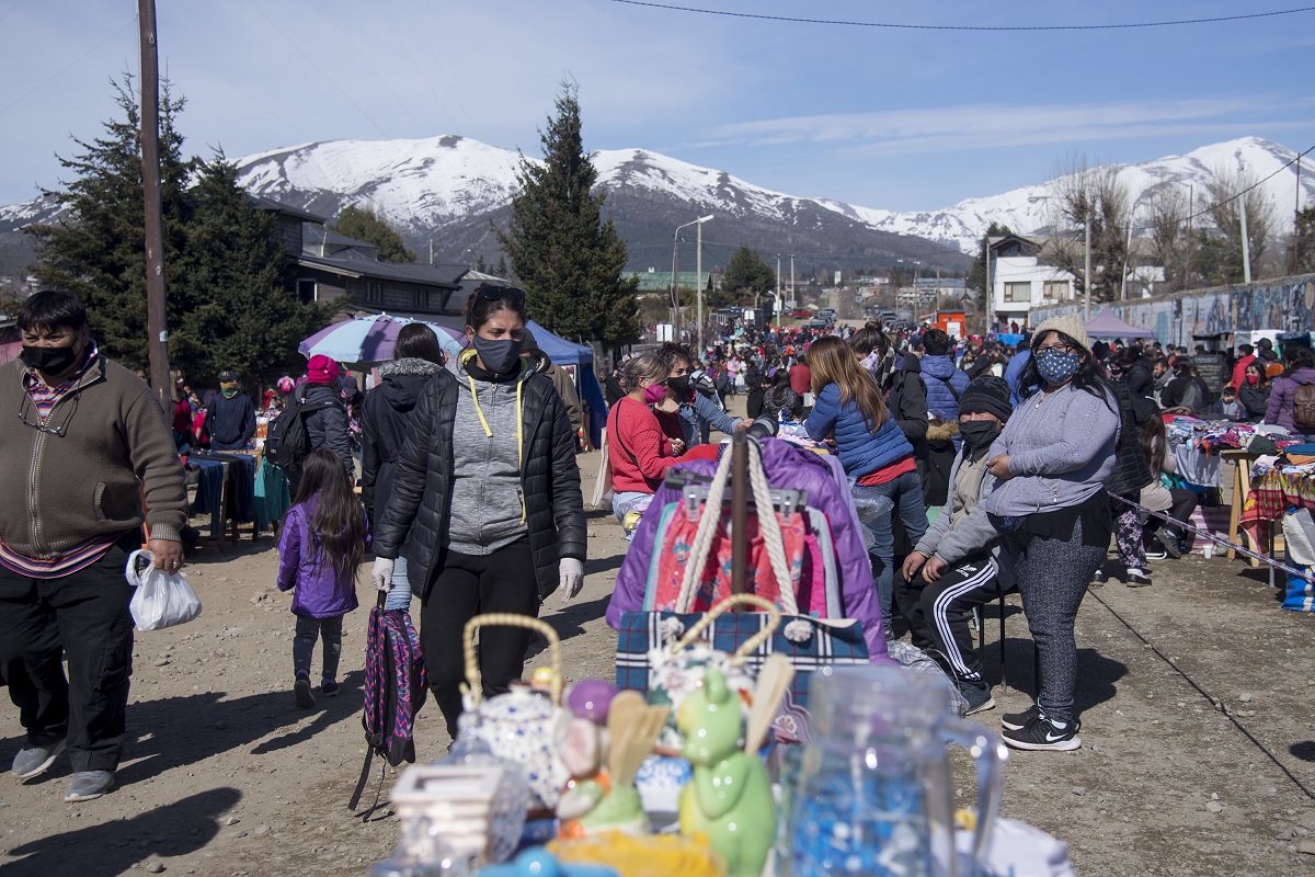 Cientos de feriantes se ubican los fines de semana en el predio ubicado en Otto Goedecke, entre 25 de Mayo y Chubut, en Bariloche. (Foto de archivo Marcelo Martínez)