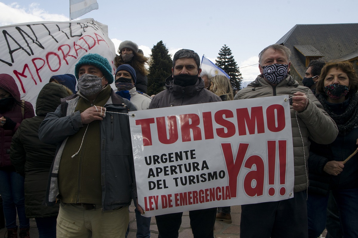 En Bariloche, hubo varias manifestaciones en reclamo de la apertura del turismo. Foto Marcelo Martínez