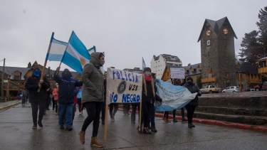 En Bariloche el reclamo policial tuvo marchas y acampe que finalmente se levantó el fin de semana. Archivo