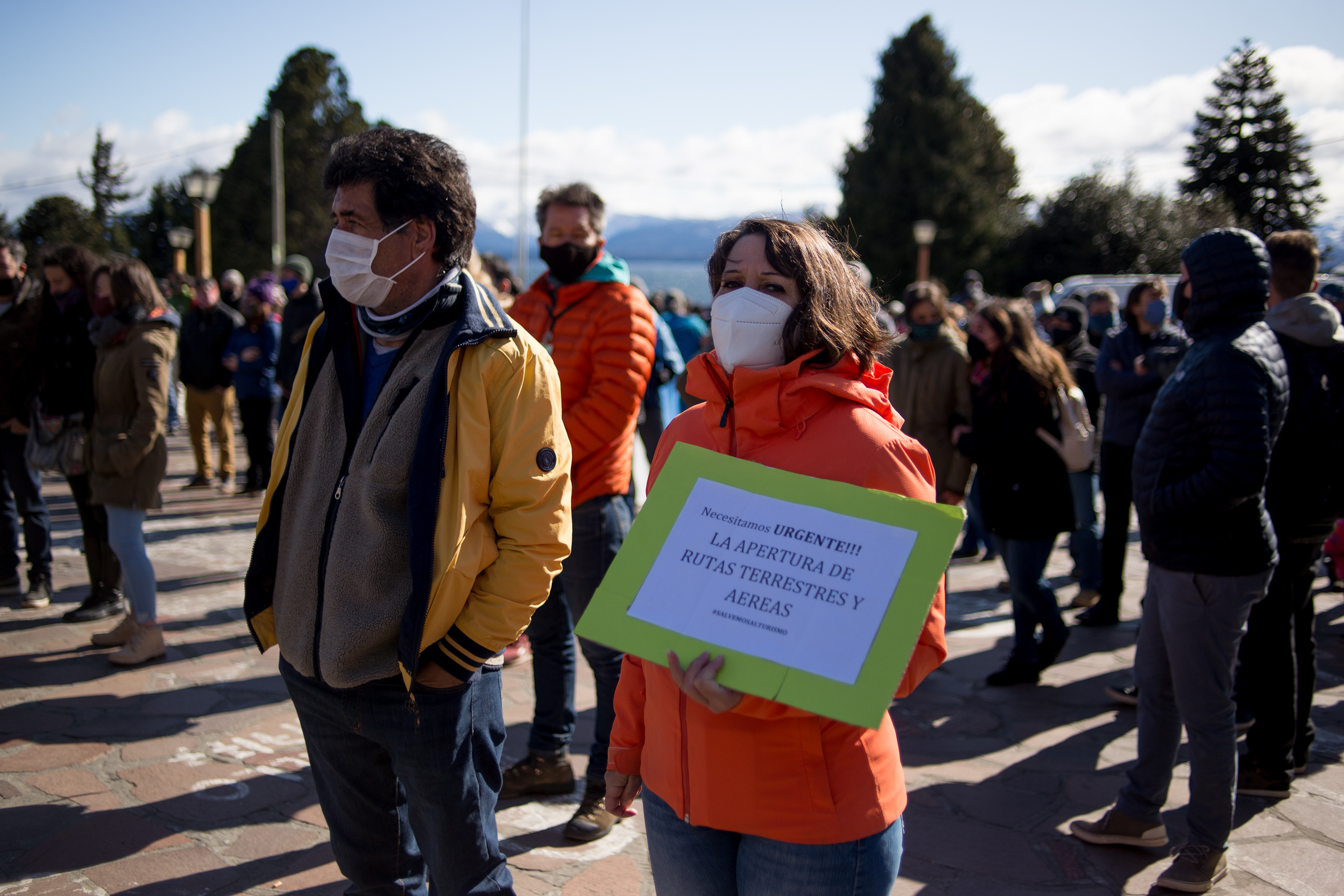 En la marcha de esta mañana, hubo reclamos por la llegada de vuelos privados a Bariloche. Foto: Marcelo Martínez