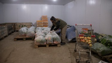 Los gastos de funcionamiento del mercado, incluidos los sueldos y el transporte de la mercadería corren por cuenta del municipio. Foto: Marcelo Martínez