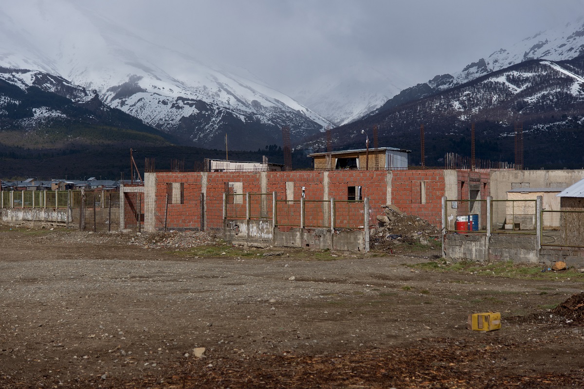 La obra de la escuela del barrio Malvinas está parada y el Gobierno rescindió el contrato a la constructora por incumplir. Foto: Marcelo Martinez