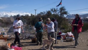 Bariloche: mapuches y organizaciones sociales reclamaron por tierras con una olla popular
