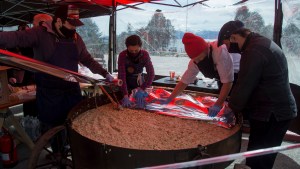 Restaurantes de Bariloche reclaman, cocinan y ayudan
