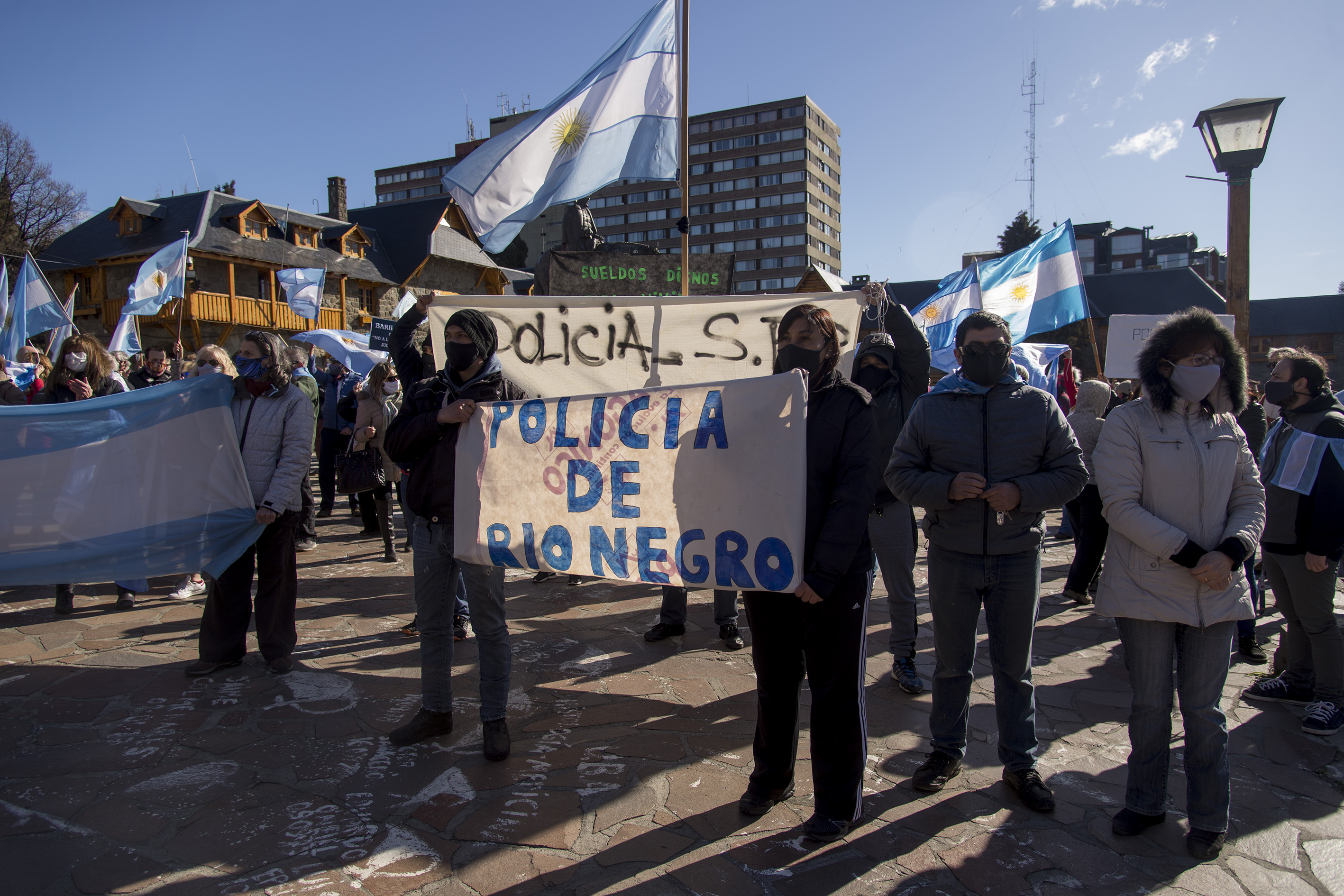 Familiares de policías ayer mantenían el acampe frente a la Regional de Bariloche y participaron de la protesta contra el Gobierno nacional para exhibir su reclamo. Foto: Marcelo Martinez