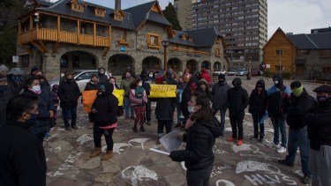 En el Centro Cívico de Bariloche se concentraron familiares de policías. Foto: Marcelo Martinez