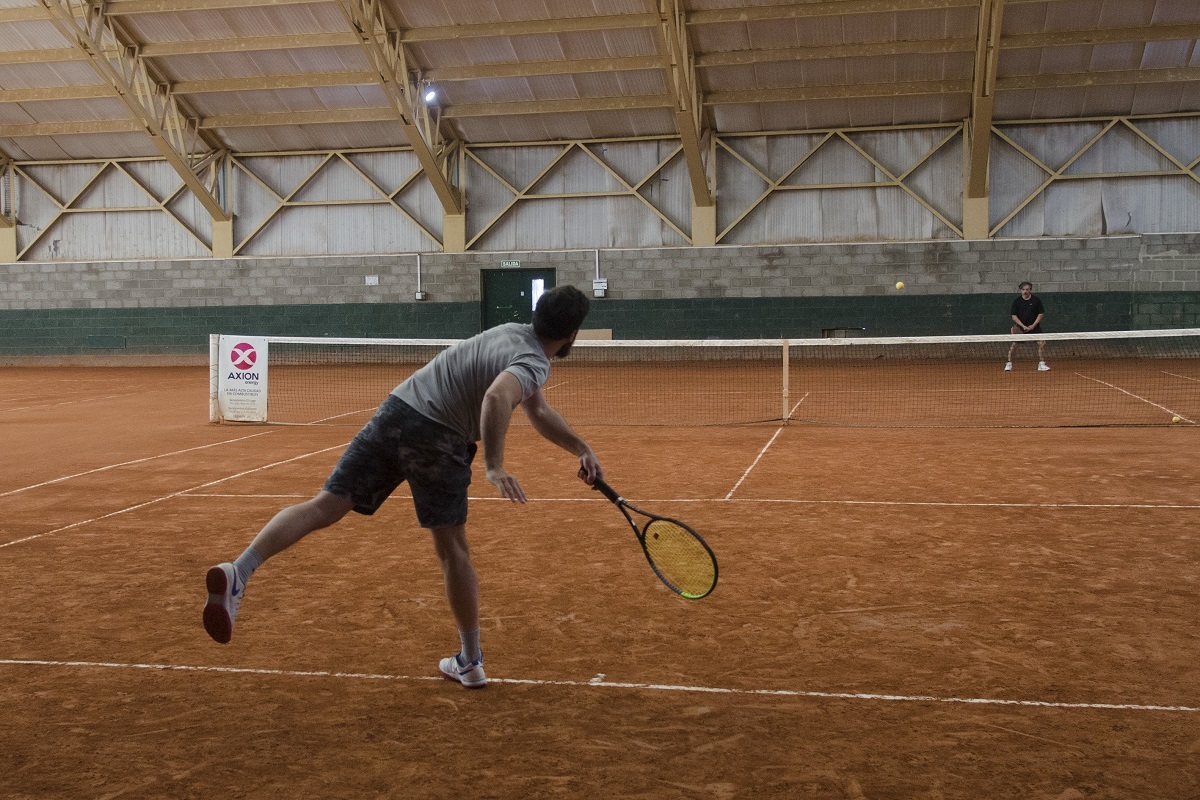 El tenis regresó a Bariloche de manera progresiva y ahora ya pueden practicarlo desde los 10 años hasta mayores de 60. Foto: Marcelo Martinez