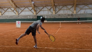 El tenis regresó a Bariloche de manera progresiva y ahora ya pueden practicarlo desde los 10 años hasta mayores de 60. Foto: Marcelo Martinez