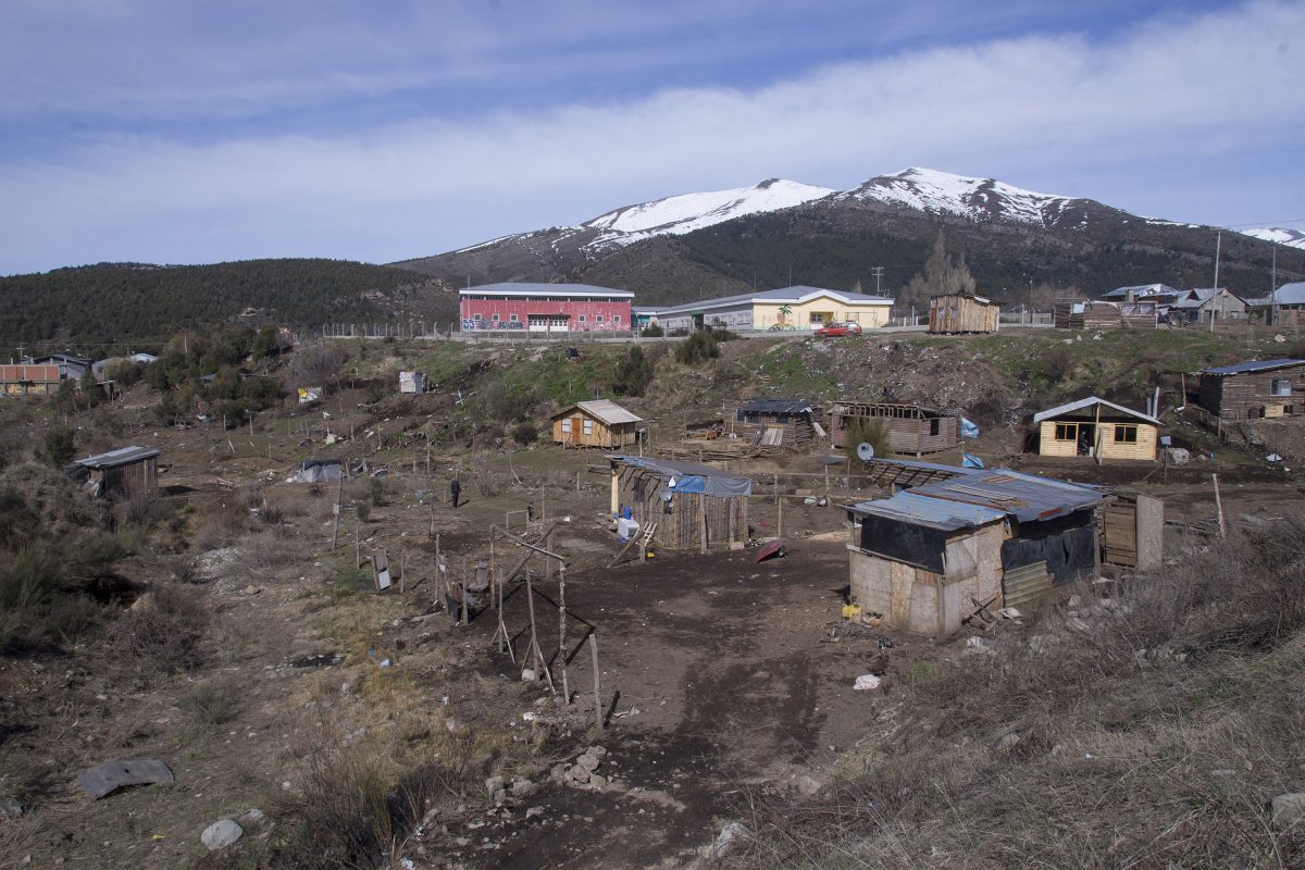 La falta de soluciones habitacionales para miles de familias en Bariloche genera a veces la irrupción de tomas de terrenos, en su mayoría, privados. (foto de archivo) 