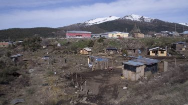 La falta de soluciones habitacionales para miles de familias en Bariloche genera a veces la irrupción de tomas de terrenos, en su mayoría, privados. (foto de archivo) 