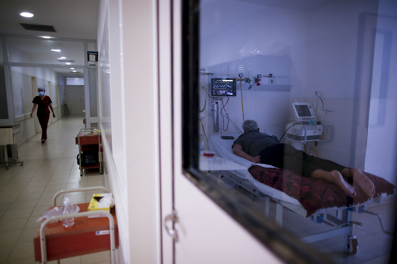 Un paciente de coronavirus internado en un hospital de Ezeiza. 