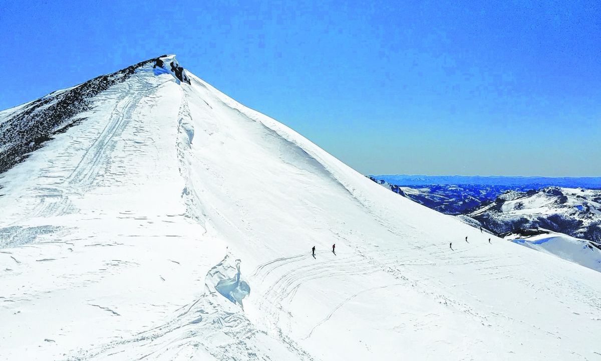 Una avalancha de placa sepultó bajo la nieve a un turista en el complejo Baguales, a 60 kilómetros de Bariloche.