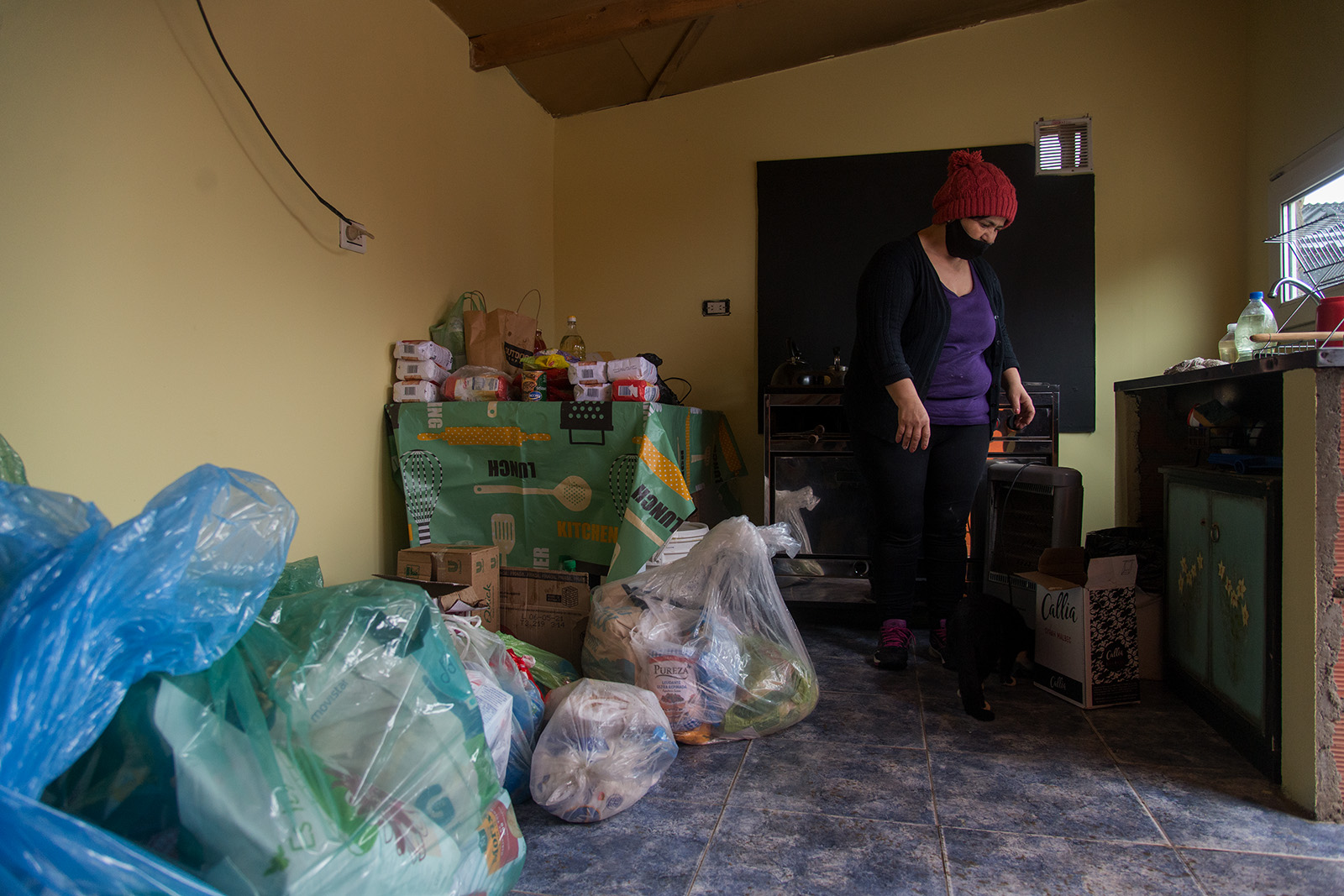El merendero Los Corazones de Beatriz recibió la donación de alimentos y artículos de limpieza del cerro Catedral. Foto: Gentileza