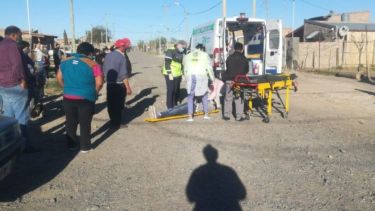 La conductora de la bicicleta fue derivada al hospital de Roca con golpes. Foto:  gentileza.-
