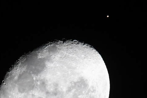 La Luna a punto de tapar al planeta rojo por el fenómeno de la "conjunción rasante", desde la perspectiva de la Tierra.  Foto: Alejandro Carnevale