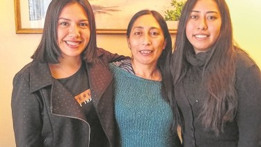 Daniela, junto a su madre Lola y su hermana Raquel, juntas con la alegría de una ayuda anónima. Gentileza