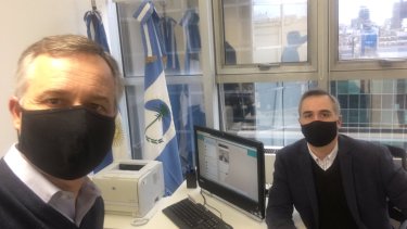 Los diputados Schlereth y Sánchez ya están en sus oficinas y se preparan para la sesión. (Gentileza).-