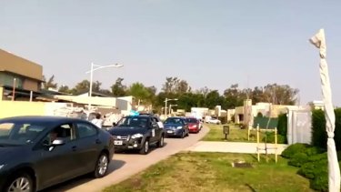 Captura del video que circuló en redes sociales sobre la protesta en la casa de Lorezentti. (Gentileza).-