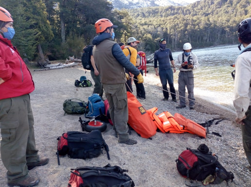 Brigadistas del parque Nahuel Huapi y el Club Andino Bariloche realizaron la evacuación de la joven lesionada. Foto: Gentileza