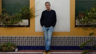 Jeanmaire (1957) es licenciado en Letras, especialista en El Quijote. Obtuvo varios premios, entre ellos el Emecé en 2008 por "Vida interior" y en el 2009 el premio Clarín con la novela "Más liviano que el aire". 