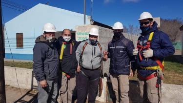 El plantel de la Cooperativa de Servicios Telefónico que instaló la Fibra Óptica. (foto: gentileza)