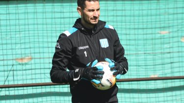 El neuquino Gabriel Arias, el arquero titular de Racing que va a Montevideo en busca de la clasificación a la próxima ronda de la Copa.