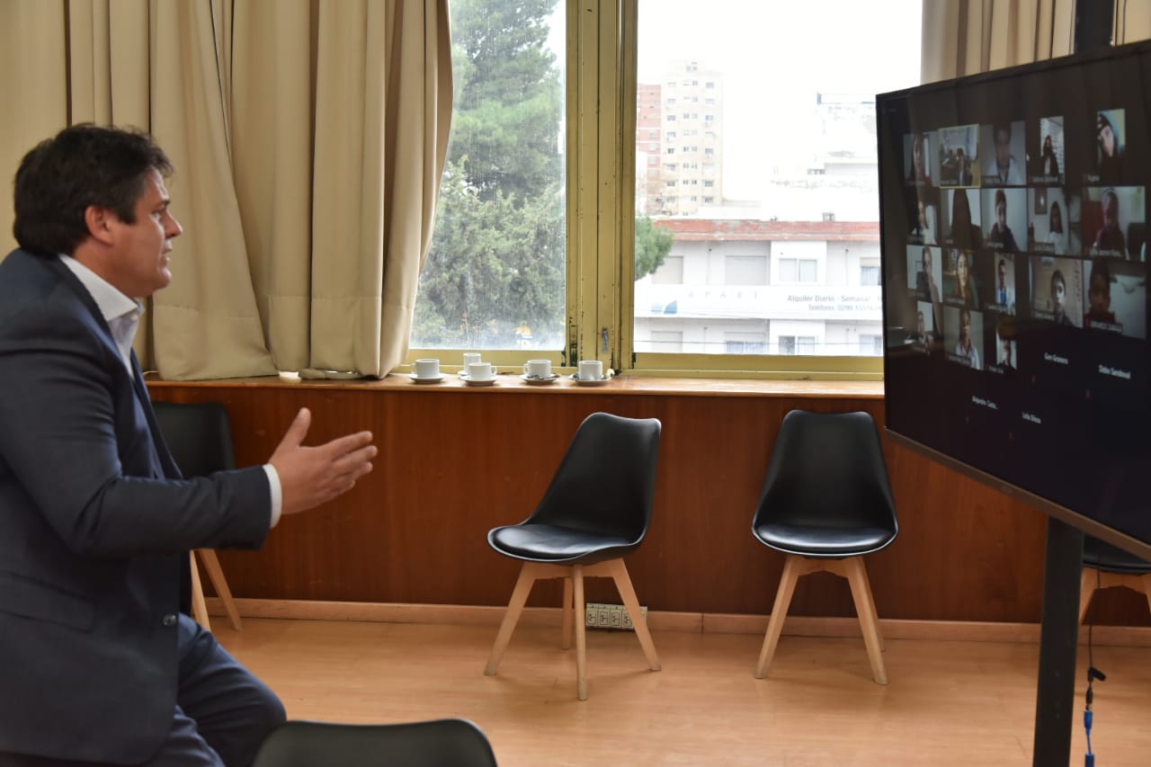 El jefe comunal de Neuquén se reunió con los jóvenes a través de una videoconferencia. (Neuquén capital)