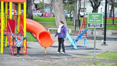 Los juegos de las plazas de Neuquén están sin risas (Yamil Regules)