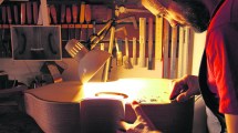 Imagen de El luthier de Bariloche que “tiene suerte” en Europa