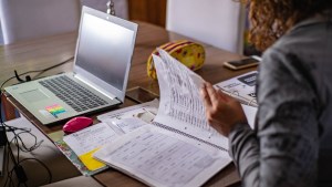 Las mellizas que adaptaron la planificación escolar en tiempos de crisis