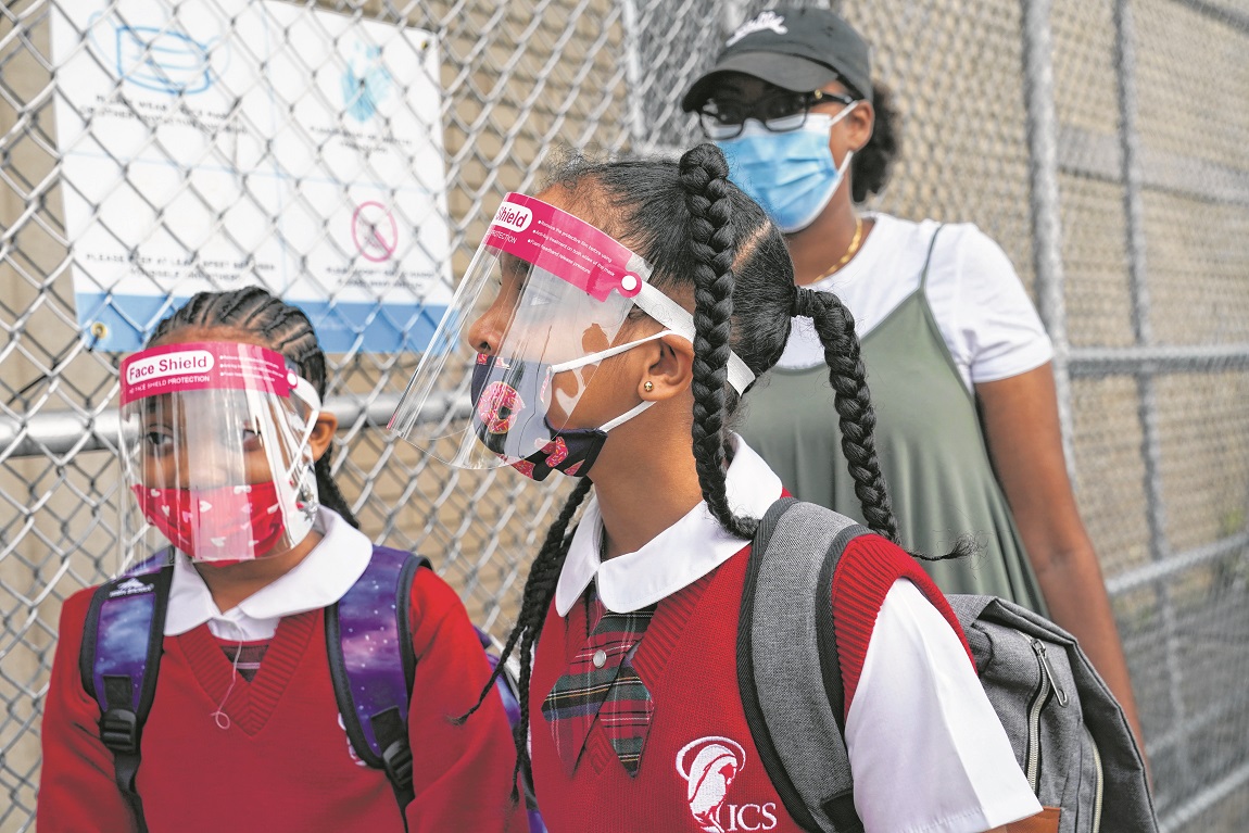 En muchos casos, los profesores pidieron autorización para usar máscaras de plástico, de forma que los estudiantes puedan entender los gestos a la hora de hablar.