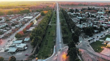 Un oasis productivo que limita con la aridez y la arrogancia de la actividad petrolera. (Archivo).-