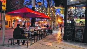 Un ciclo sin fin de aperturas y cierres de actividades