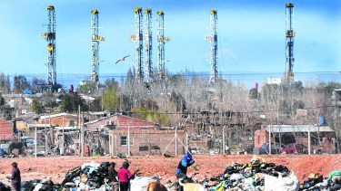 El contraste de la inversión petrolera y quienes sobreviven en el basural de Neuquén. (Yamil Regules)