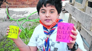 “Investigué y descubrí que una colilla de cigarrillo contamina 50 litros de agua y tarda entre uno y diez años en degradarse”,
apuntó Mateo Reta, de 11 años, gestor del proyecto de colilleros colgantes