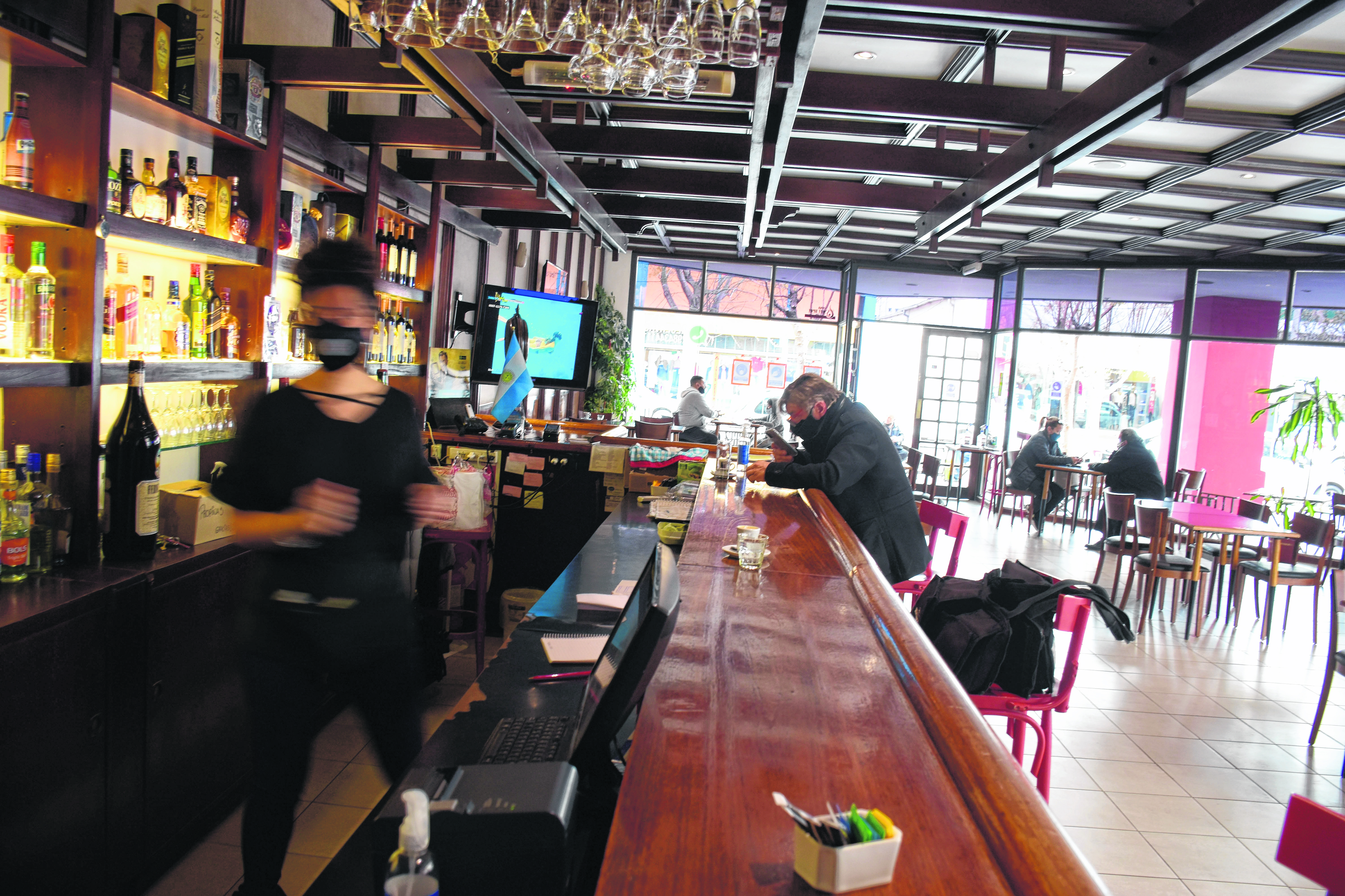 Los bares, confiterías y restaurantes podrán atender a sus clientes dentro de los locales entre jueves y sábados hasta las 24.