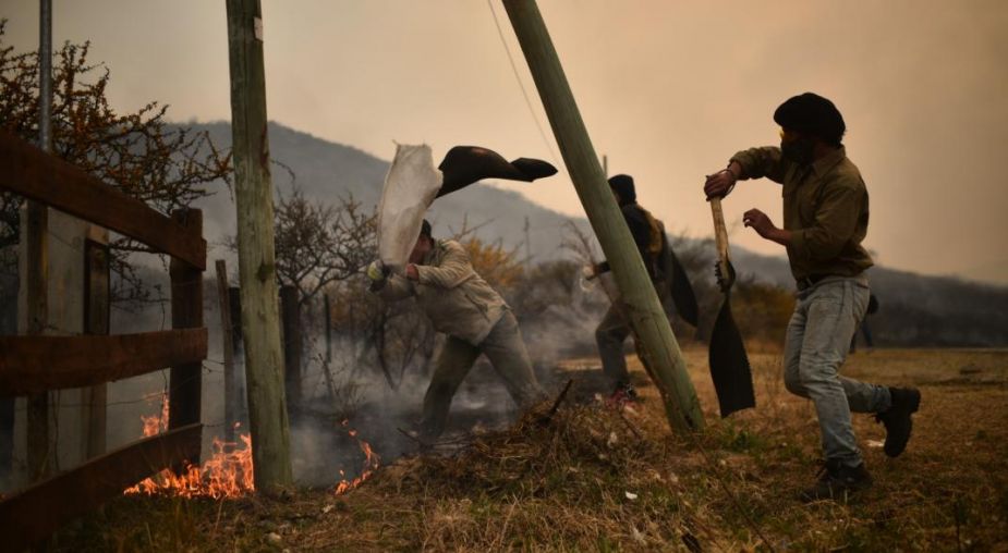 Las llamas llegan a las casas y vecinos y baqueanos las combaten junto con los bomberos. Foto: gentileza Pedro Castillo para La Voz.-