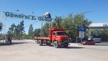Desde este martes se habilitó a los comercios a trabajar hasta las 20. (Foto Néstor Salas)