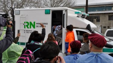 Trabajadores del hospital de Jacobacci salieron a la calle a despedir a Bastian y a su tía Laura. (foto: José Mellado)
