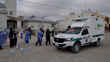 Globos, aplausos y lágrimas en la despedida de Bastian... (Foto: José Mellado)